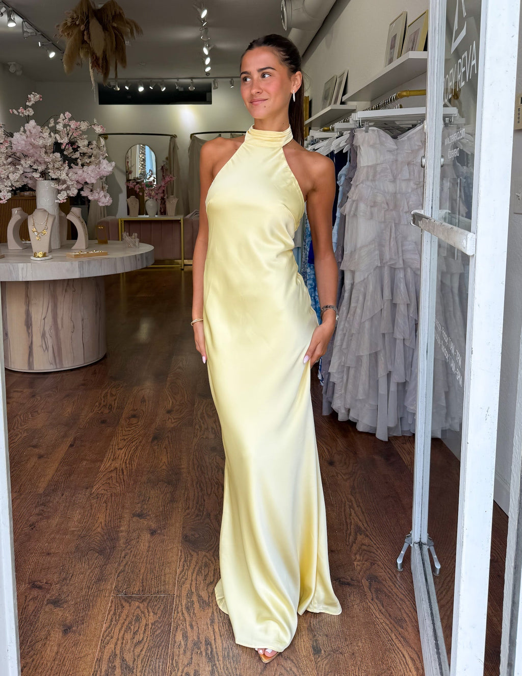 Paula | Elegante vestido largo de satén con escote halter