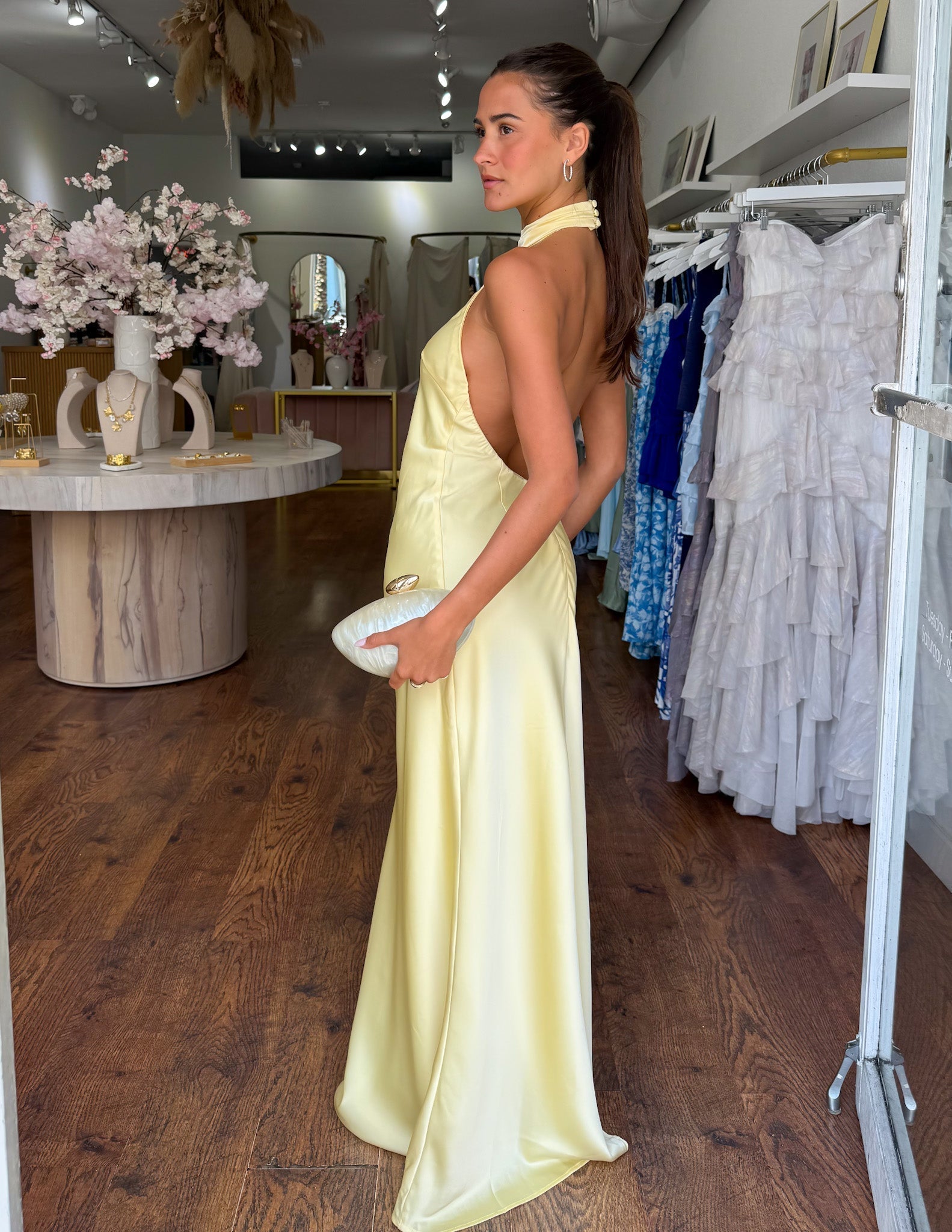 Paula | Elegante vestido largo de satén con escote halter